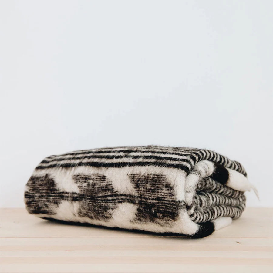 NURALIFE | Hand-Loomed Blanket - Black/Brown