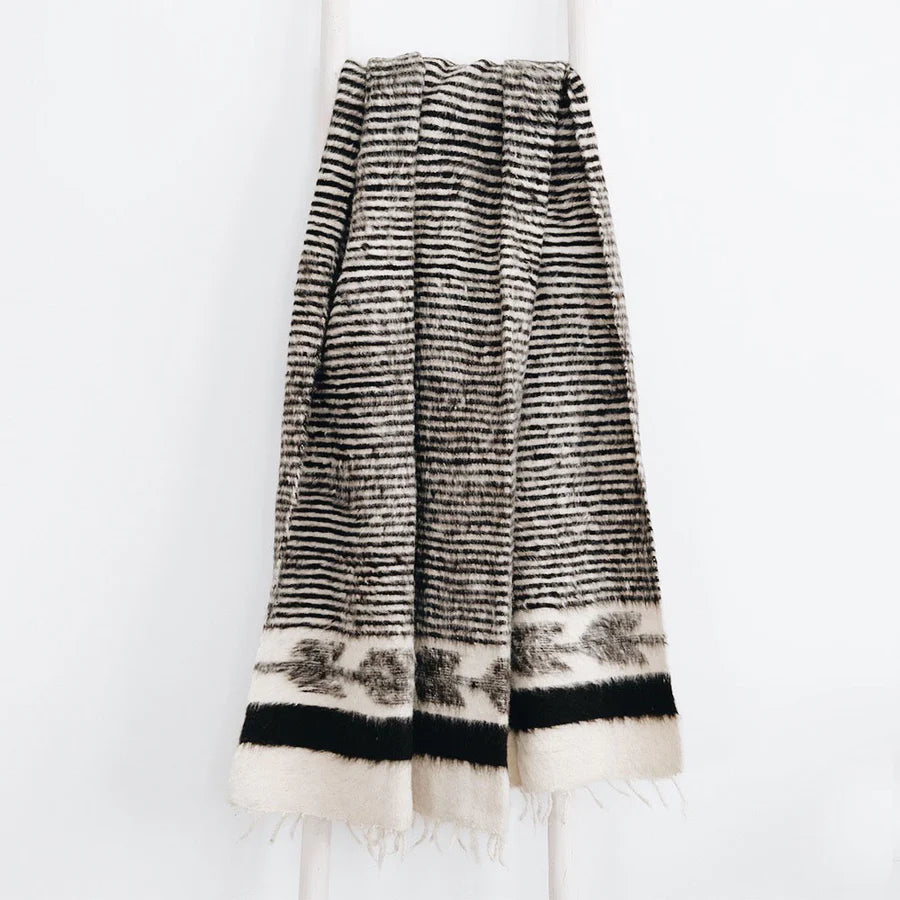 NURALIFE | Hand-Loomed Blanket - Black/Brown