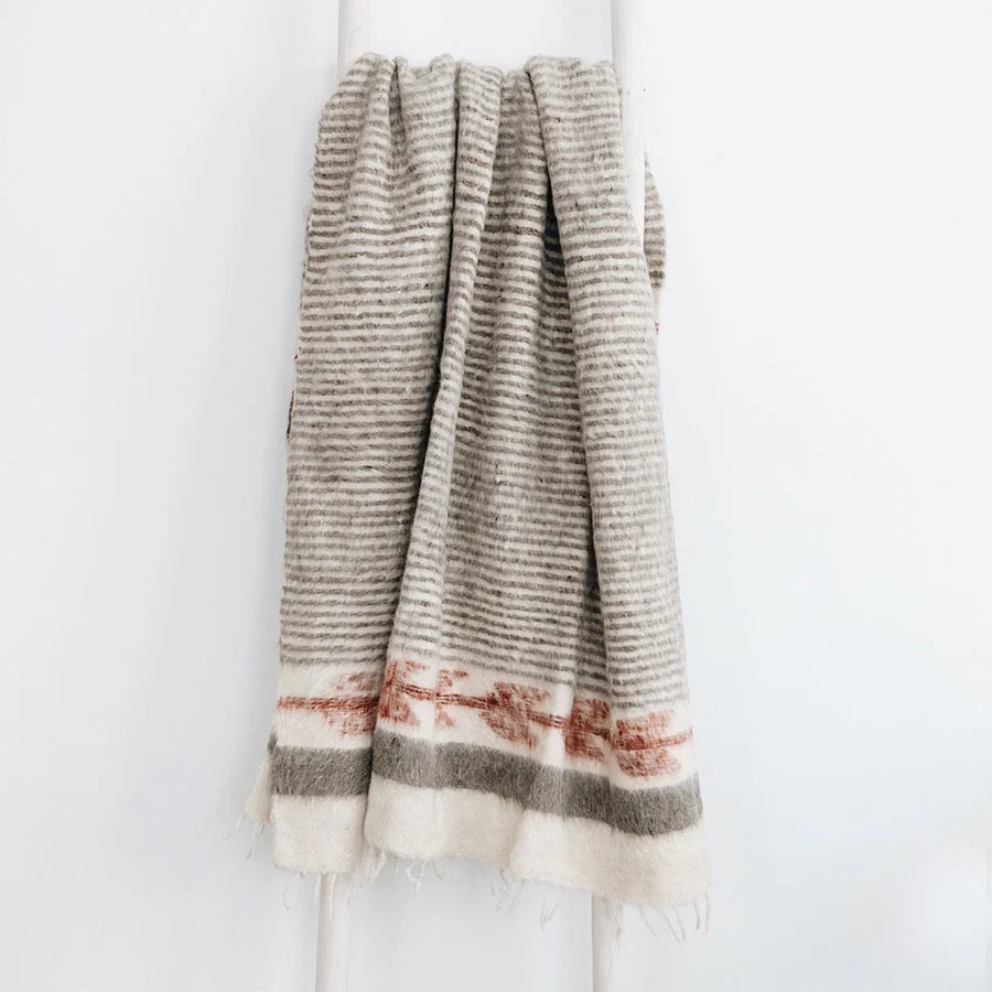 NURALIFE | Hand-Loomed Blanket - Grey/Cayenne